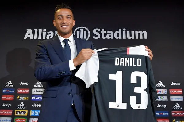 Apresentado na Juventus, Danilo brinca com Ronaldo: “Queria a 7”