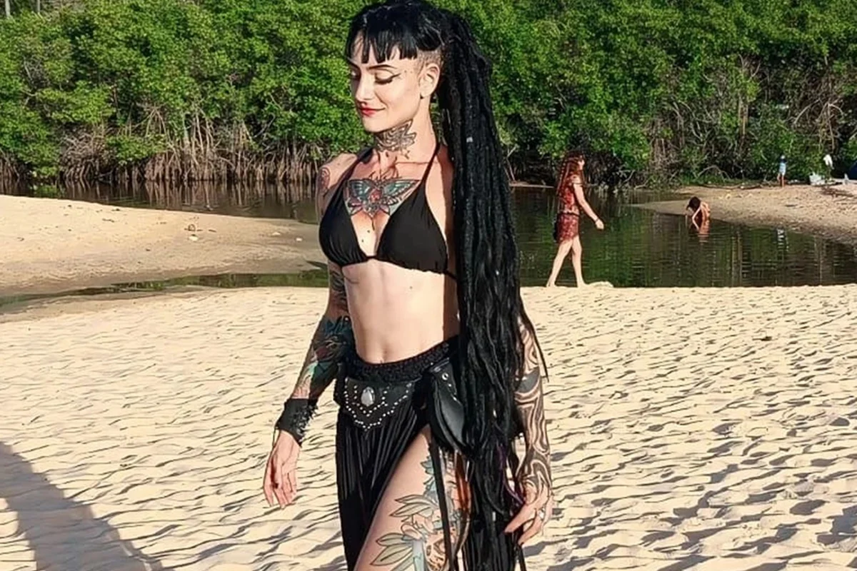 Ulissias Marcelli bosa de look preto na praia Ulissias Marcelli bosa de look preto na praia