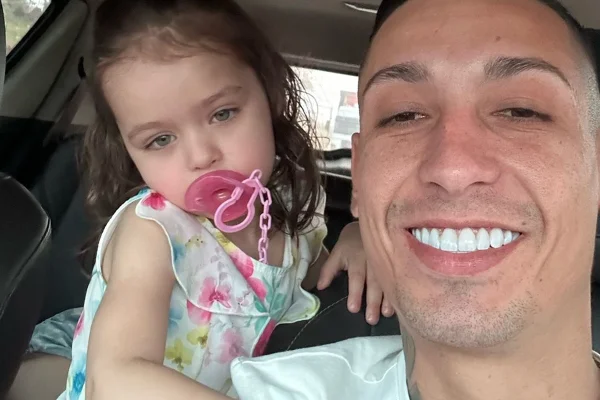 Matheuszinho e a filha caçula, Maitê, posam juntos dentro do carro - Metrópoles