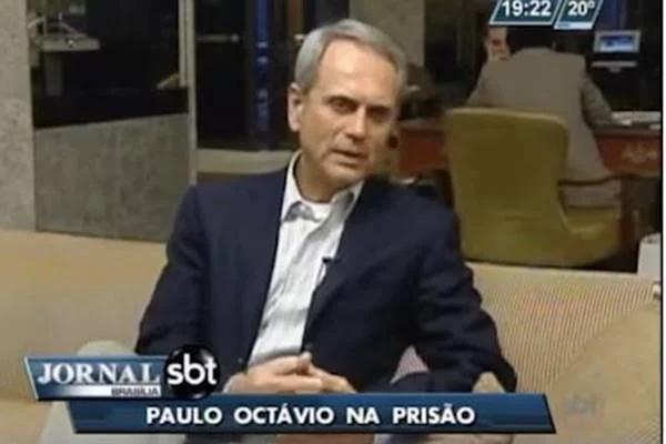 Fotografia colorida de homem de terno azul