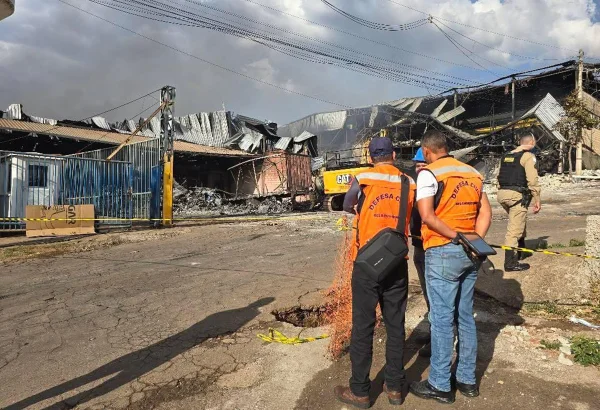 defesa civil incêndio fábrica Suggar