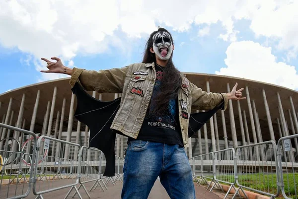 Ansiosos por megashow do Kiss e Deep Purple, fãs acampam em frente à Arena BRB