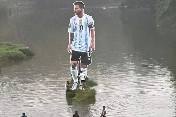 Imagem de nove metros do jogador Lionel Messi em rio na Índia - Metrópoles