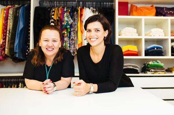Évelin Taves e Tetê Ribeiro mostram como é possível ter um closet organizado com tudo no lugar