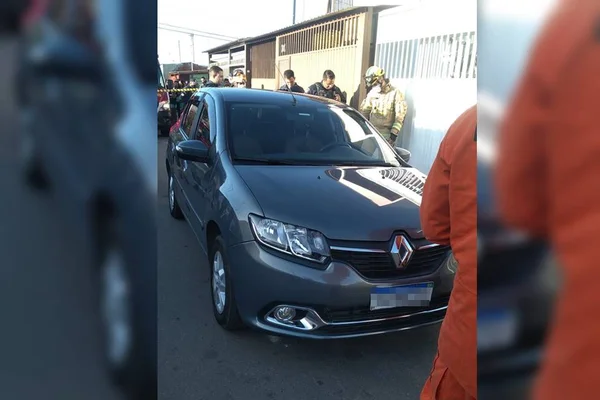 Carro de policial que reagiu a assalto, foi baleado e matou suspeito no Recanto das Emas
