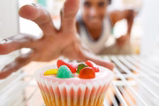 Alteração no apetite: na alimentação, a pessoa que come muito mais do que deve usa a comida como válvula de escape para aliviar a ansiedade. Já outras, perdem completamente o apetite
