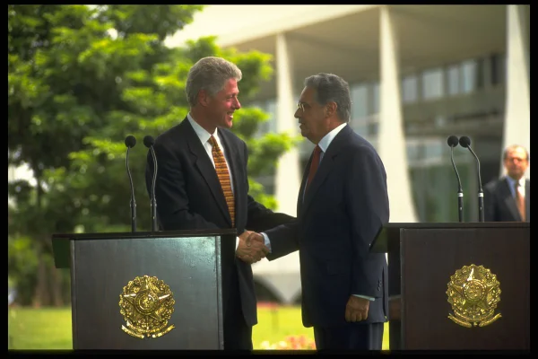 Imagem colorida mostra Bill Clinton e Fernando Henrique Cardoso - Metrópoles