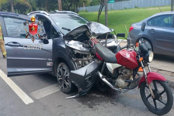 Fotos: moto é “engolida” por carro em acidente de trânsito no Lago Sul