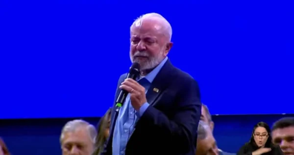 Presidente Lula chora em discurso