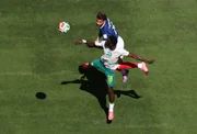 Jogadores disputando a bola durante o duelo