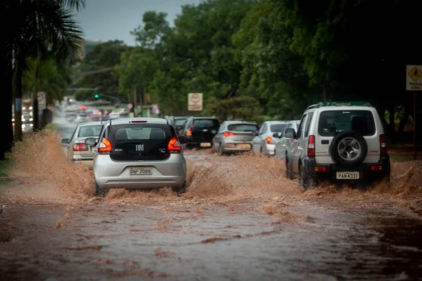 Em duas horas, choveu no DF o equivalente a todo o mês de outubro