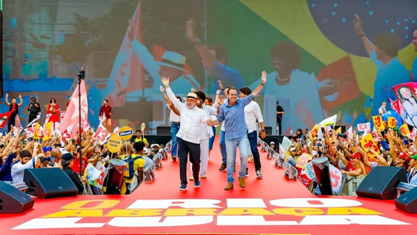 Presidente Lula e o candidato ao governo do Rio de Janeiro, Eduardo Paes (PSD), em ato de campanha