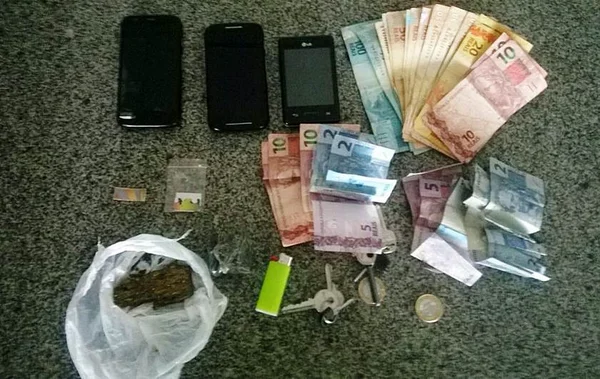 Dois menores são apreendidos por tráfico de drogas no Recanto das Emas