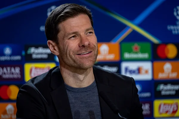 Foto colorida de Xabi Alonso, treinador do Bayer Leverkusen - Metrópoles