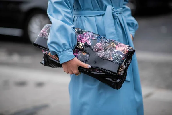 Maxi clutch da Chanel é sucesso nesta temporada