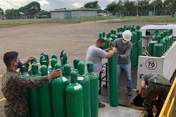 Políticos articulam envio de 50 cilindros de oxigênio a Manaus, doados por artistas