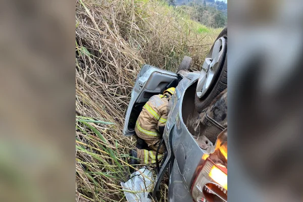 Jovem de 18 anos morre após carro capotar em ribanceira na BR-381