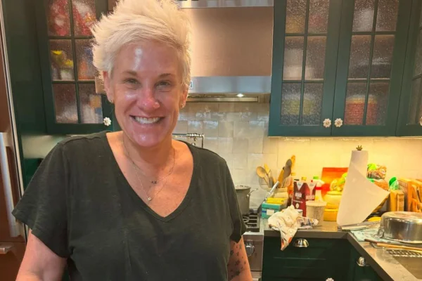 Foto colorida de Anne Burrell - Metrópoles