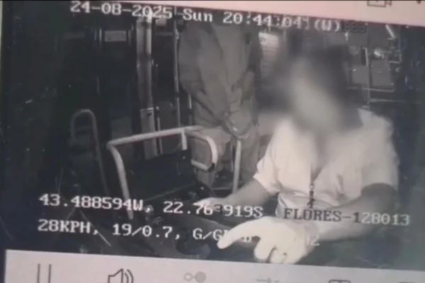 Imagem colorida, Vídeo: motorista bate ônibus em poste após reagir e lutar com bandido - Metrópoles