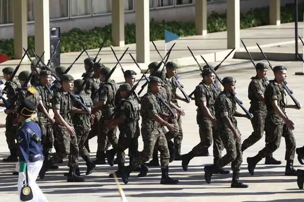 Governo pagou auxílio emergencial indevidamente a 26 militares anistiados