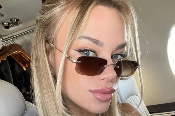 Iuliia Vlasova. Ela é uma mulher loura, com olho verde, e usa óculos de sol - Metrópoles