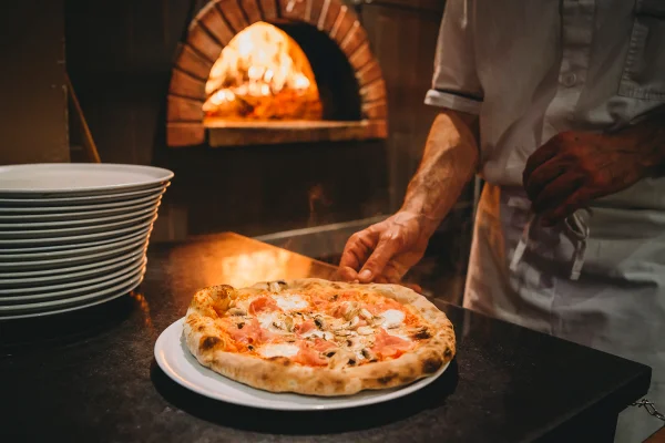 Dono de restaurante xinga turistas que pediram “poucas” pizzas