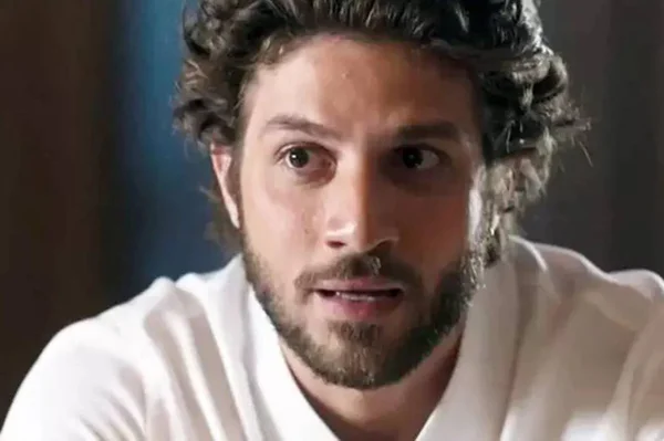 Mavi (Chay Suede) em Mania de Você