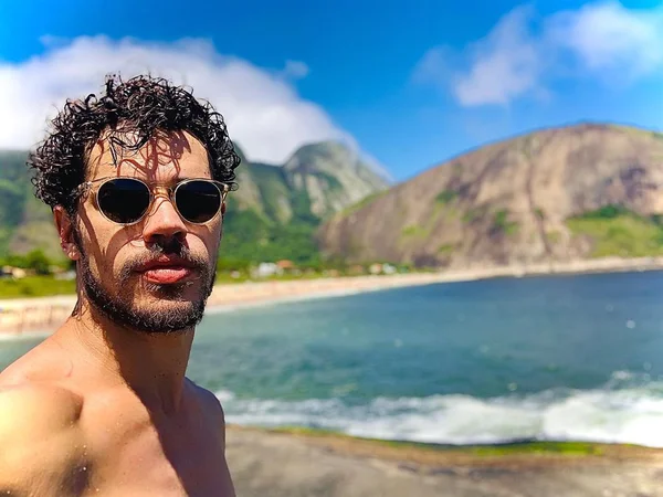 José Loreto posa completamente nu em cachoeira e deixa bumbum à mostra