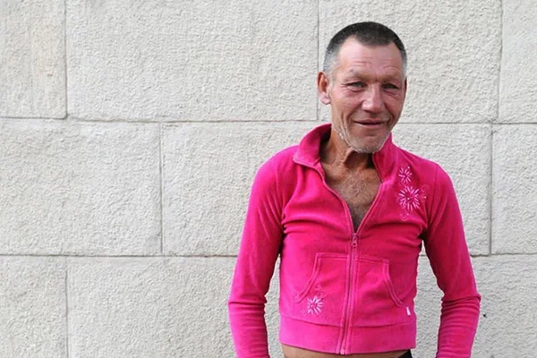 Slavik, homem em situação de rua na Ucrânia, com moletom rosa - Metrópoles