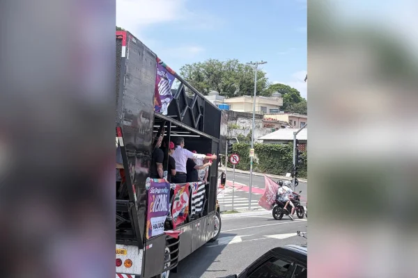 Imagem colorida de Fernando Haddad em carreata. Metrópoles