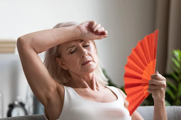 Foto colorida de senhora com calor - Desidratação: 7 sintomas que a falta de água provoca no organismo - Metrópoles.