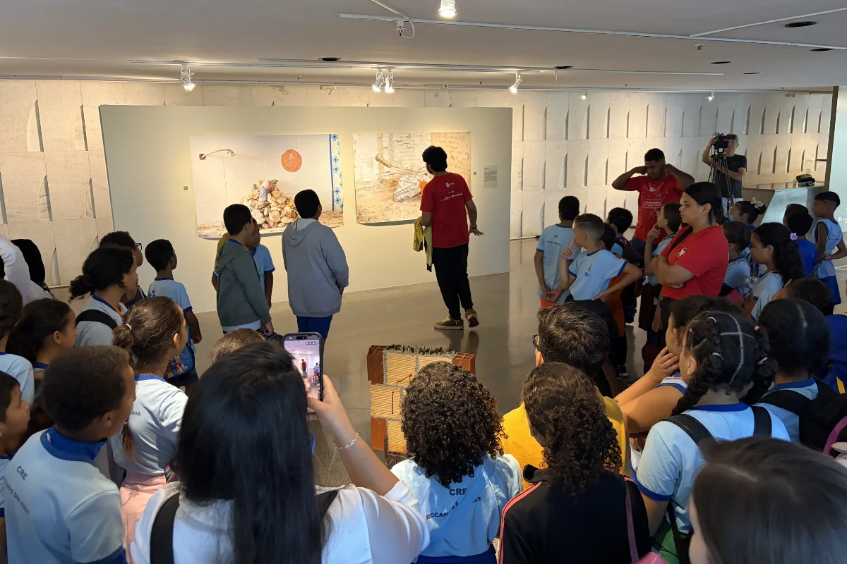 Alunos do Recanto das Emas se encantam com a exposição Constelações Contemporâneas Alunos do Recanto das Emas se encantam com a exposição Constelações Contemporâneas