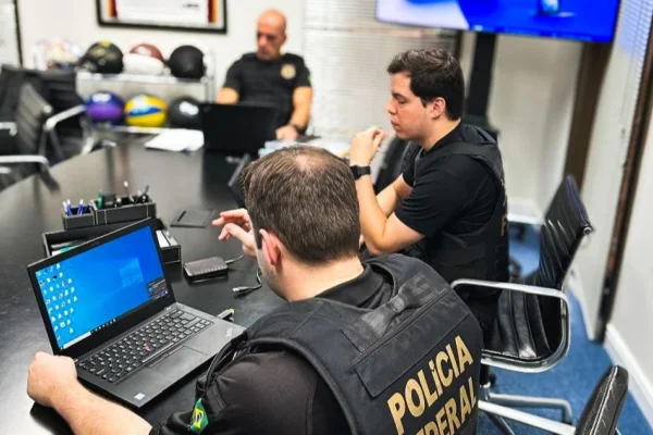Imagem colorida de policiais federais envolvidos em operação contra lavagem de dinheirp. Metrópoles