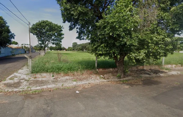 Imagem colorida mostra terreno em Araçatuba onde suspeito de roubo entrou em confronto com a polícia e morreu - Metrópoles