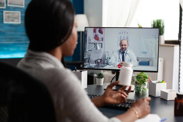 Mulher sendo consultada de forma online- Metrópoles