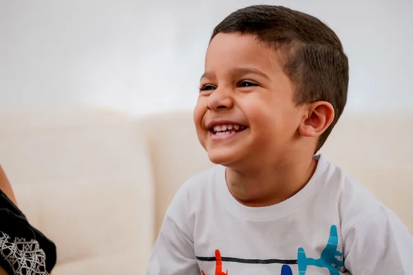 Família faz campanha para cirurgia de filho que tem doença vascular