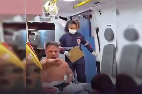 Vereador reage com fúria em ambulância após morte de assessor em UPA