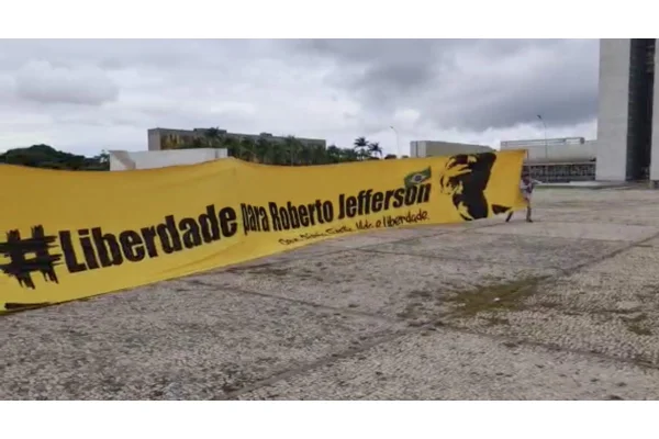 Faixa de protesto pede a liberdade de Roberto Jefferson em frente ao Planalto