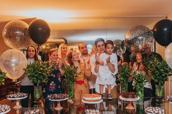 Com churrasco e futebol de sabão, Marcelo Guth celebra os 21 anos