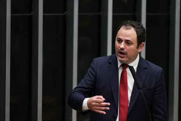 Deputado federal Glauber Braga (PSOL-RJ) defende seu mandato em discurso na tribuna do plenário da Câmara dos Deputados Metrópoles Metrópoles
