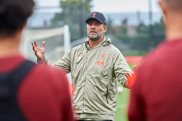 Técnico do Liverpool dá lição a atletas antivacina: “Perigo a outros”