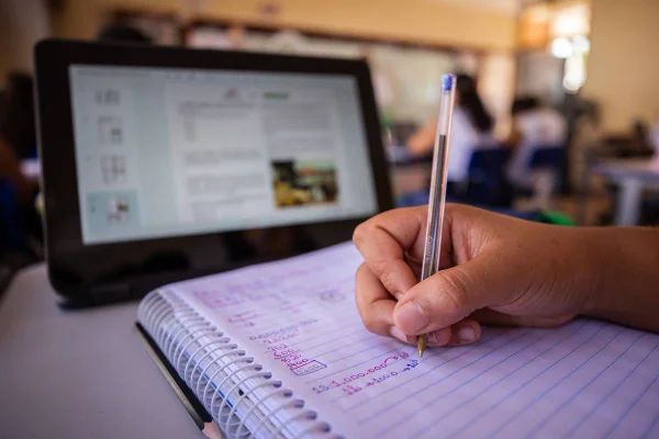 Projeto que proíbe celular em sala de aula será entregue em outubro
