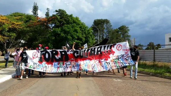 MST e jovens do Levante protestam em frente à casa do presidente da Câmara, Eduardo Cunha