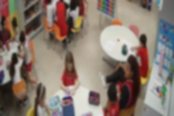 Imagem colorida mostra criança sendo amarrada pela professora - Metrópoles