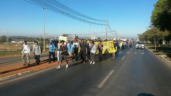 Em Ceilândia, estudantes fazem passeata por reforma em escolas