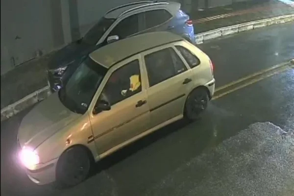 Imagem colorida, suspeitos de matar homem fogem em carro - Metrópoles.