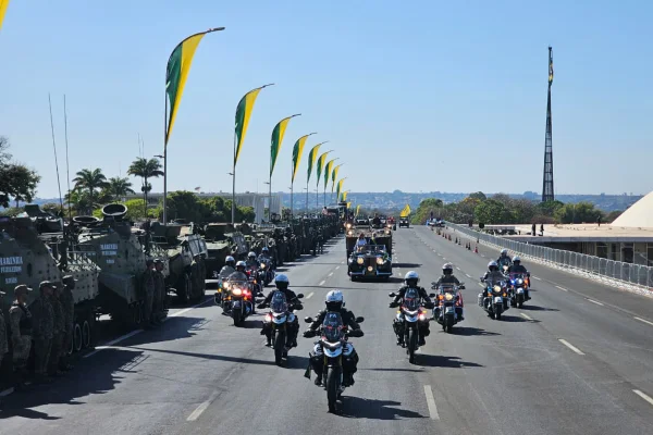 Brasília - Desfile cívico-militar de 7 de Setembro, que celebra a Independência do Brasil com a presença de autoridades, tropas e população na Esplanada dos Ministérios - METRÓPOLES