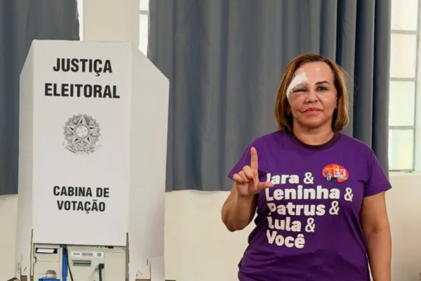 Vereadora do PT ferida com tijolada vota em MG: “Meu voto carrega coragem”