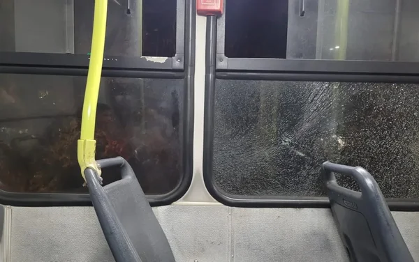Passageiro atira em janela de ônibus após motorista não parar no ponto