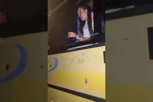 Imagem colorida do ônibus da torcida do Santos